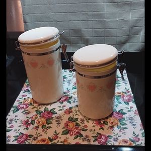 Set of 2 corelle cannisters.